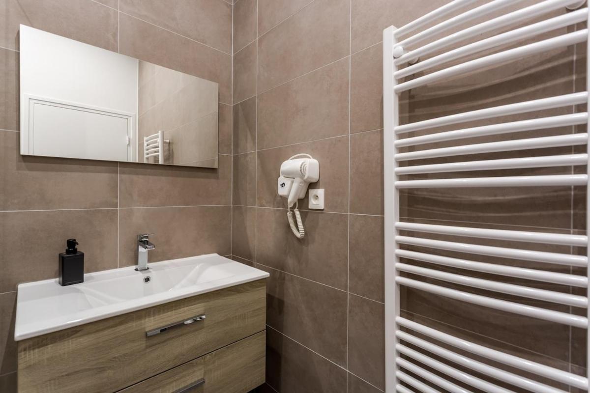 V2d Vivid Elegance Near Palais Royal 4p Apartment
